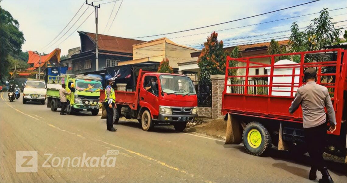 Truk Dengan Muatan Lebih Dari 10 Orang, Akan di Tilang 2 Truk Dengan Muatan Lebih Dari 10 Orang, Akan di Tilang