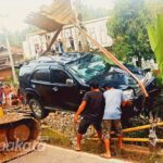 Hindari Bus, Sebuah Mobil Fortuner Terjun ke Sungai