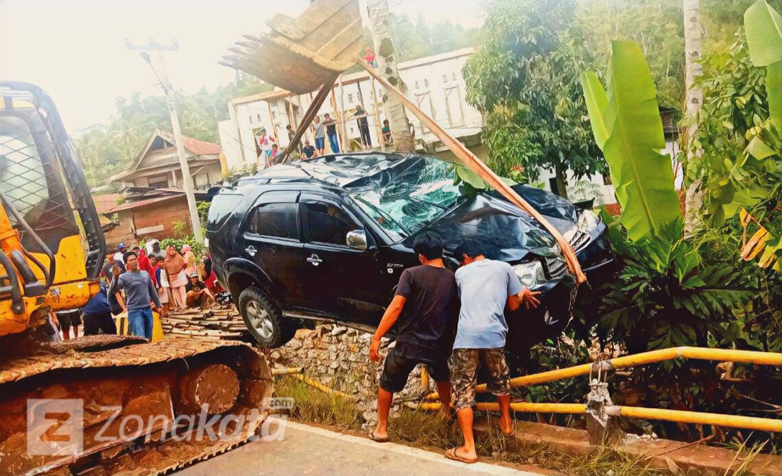 Hindari Bus, Sebuah Mobil Fortuner Terjun ke Sungai