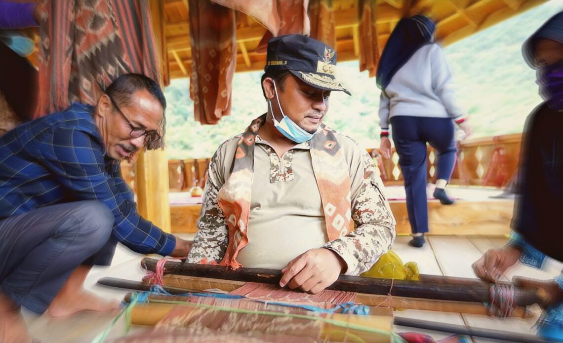 Wagub Sulsel Menenun dan Promosikan Potensi Wisata Rongkong.