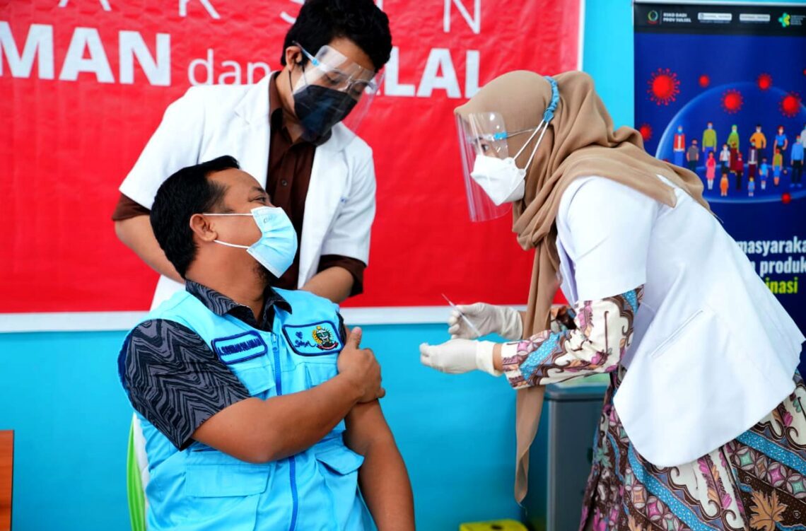 Wagub Sulsel Jalani Vaksinasi ke 2 di RSKD Dadi, Begini Momennya 2 Wagub Sulsel Jalani Vaksinasi ke 2 di RSKD Dadi, Begini Momennya