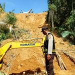 Tutup Badan Jalan, Materil Longsor di Balusu Toraja Utara Mulai Dibersihkan