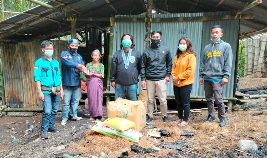 Peduli, IPSIM dan GMKI Toraja Salurkan Bantuan Buat Korban Kebakaran di Bebo