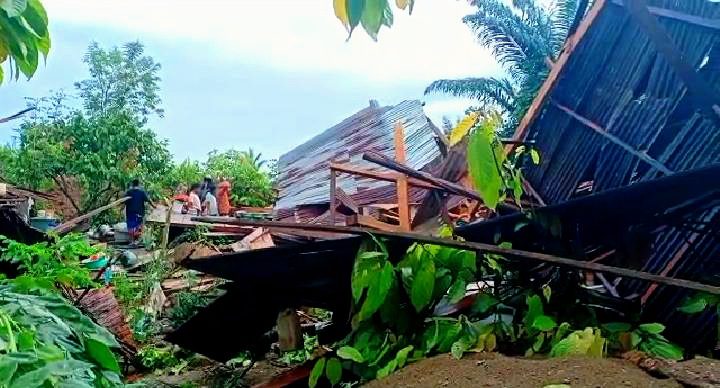 Di Terjang Angin Puting Beliung, Puluhan Rumah Rusak di Lamasi, 1 Warga Meninggal Dunia