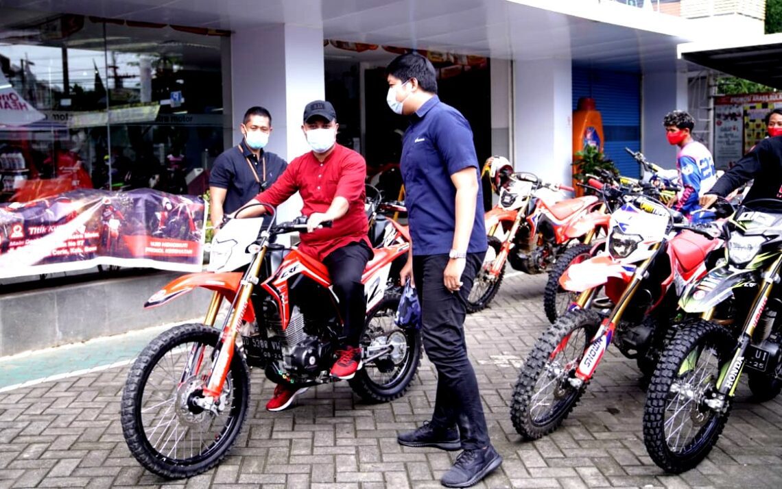 Lepas Peserta Honda CRF Day, Wagub Ingatkan Prokes dan Aturan Berkendara 2 Lepas Peserta Honda CRF Day, Wagub Ingatkan Prokes dan Aturan Berkendara