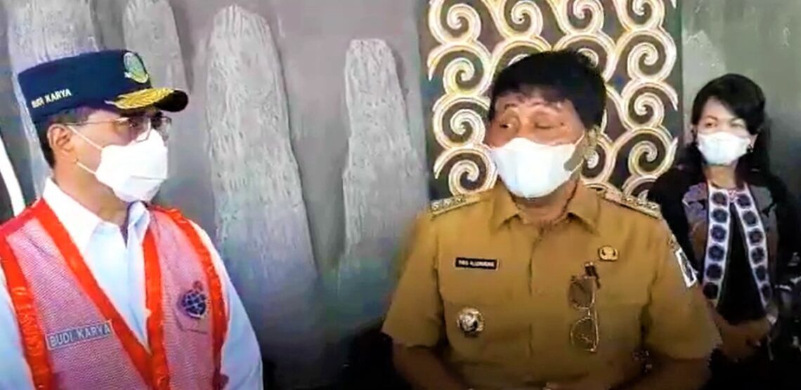 Bupati Tana Toraja Mendampingi Menhub saat Kunjungan ke Bandara Toraja