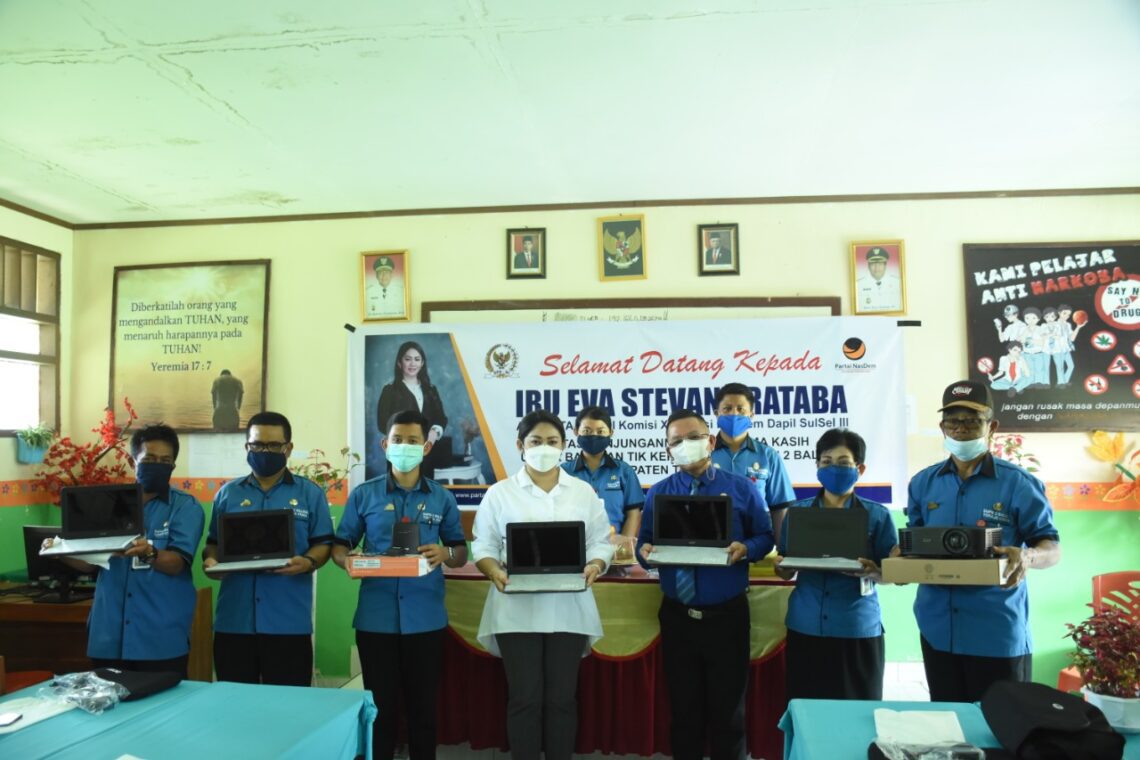 Eva Stevany Rataba Kembali Berikan Bantuan TIK,  Kini Giliran 2 SMP Di Torut.