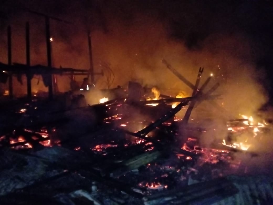 Dua Unit Rumah Terbakar, Dinsos Toraja Utara Salurkan Bantuan di Tikala