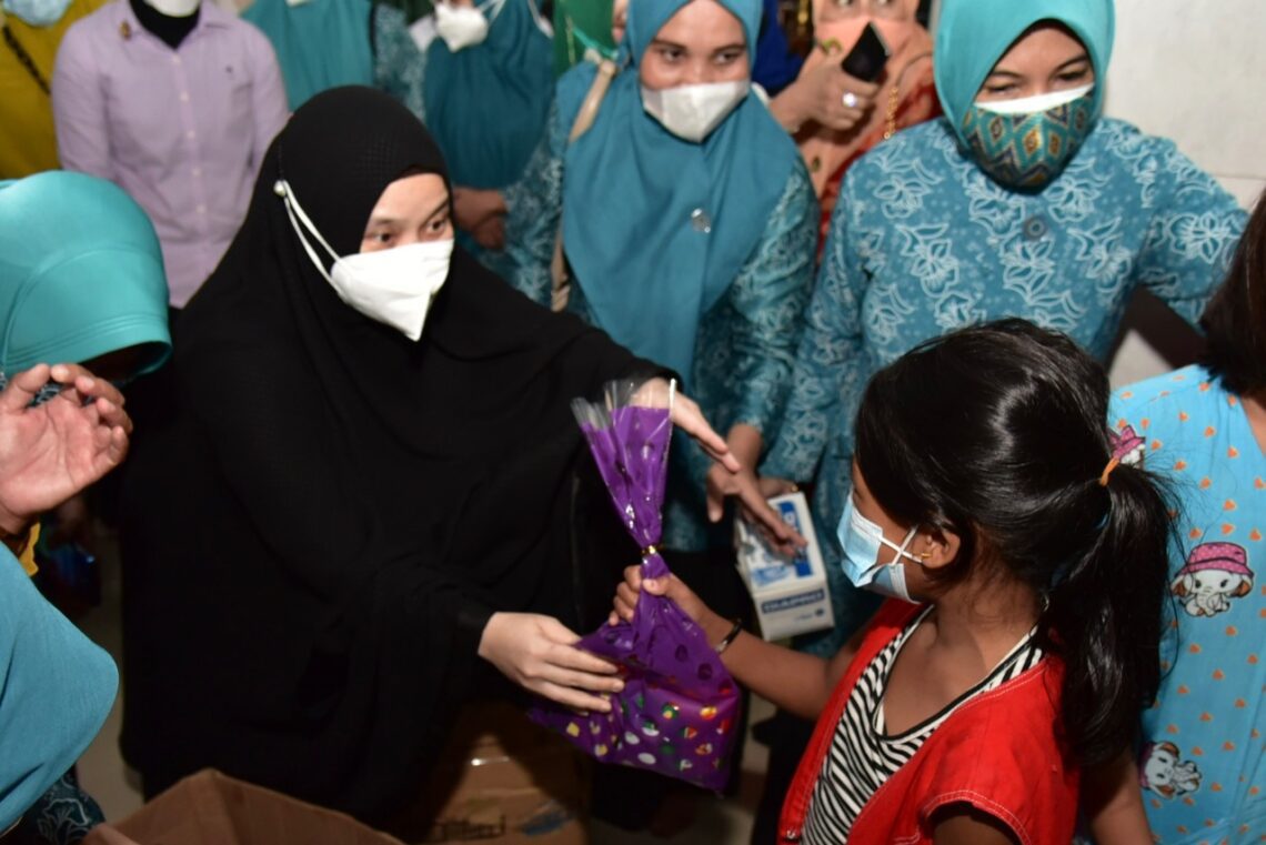 Naoemi Octarina Serahkan Bantuan Korban Banjir di Masjid At-Thoyyibah Batua 1 Naoemi Octarina Serahkan Bantuan Korban Banjir di Masjid At-Thoyyibah Batua