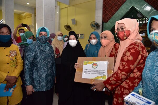 Naoemi Octarina Serahkan Bantuan Korban Banjir di Masjid At-Thoyyibah Batua 2 Naoemi Octarina Serahkan Bantuan Korban Banjir di Masjid At-Thoyyibah Batua