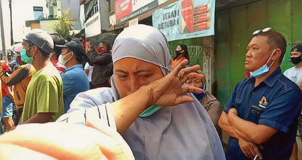 Gedung Pertokoan Mulai Dirobohkan dengan Ekskavator, Pedagang Histeris