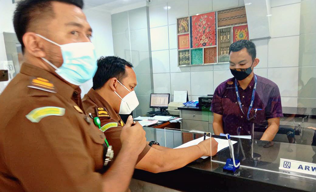 3,5 Milyar Uang Sitaan dari PT Axelle di Setor Kejari ke Kas Negara 2 3,5 Milyar Uang Sitaan dari PT Axelle di Setor Kejari ke Kas Negara