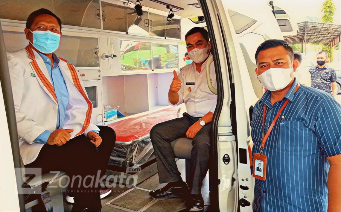 BRI Serahkan Bantuan 1 Unit Mobil Ambulance ke RSUD Lakipadada