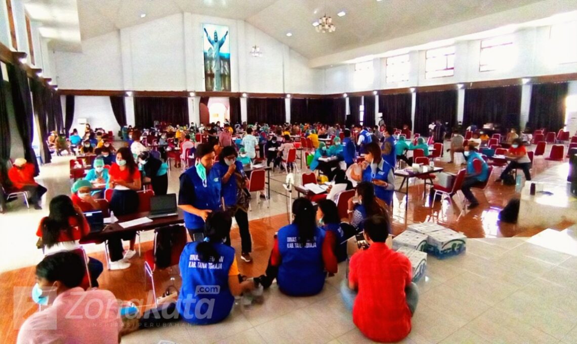 Pelayan Publik di Tana Toraja Mulai Divaksinasi Covid-19