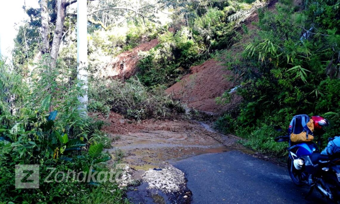 Tanah Longsor Tutupi Jalan Poros Panggala Rantepao
