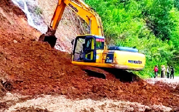 Setelah Material Longsor Dibersihkan, Kini Poros Panggala Rantepao Sudah Bisa Dilalui
