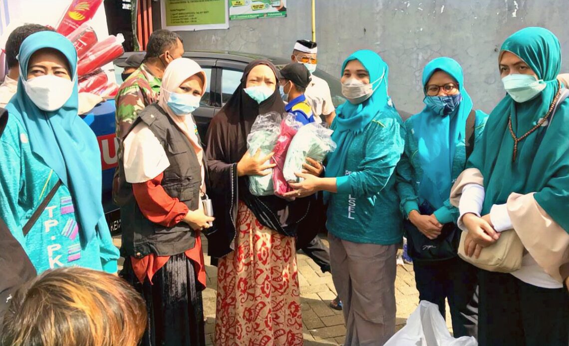 Wakil Ketua PKK Sulsel dan Dinsos Menyalurkan Bantuan di 2 Titik Pengungsian Korban Banjir
