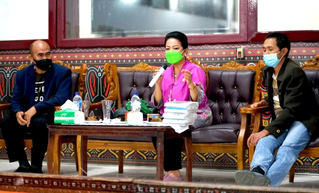 Anggota DPD Lily Salurapa Sambangi SMA Kristen Barana