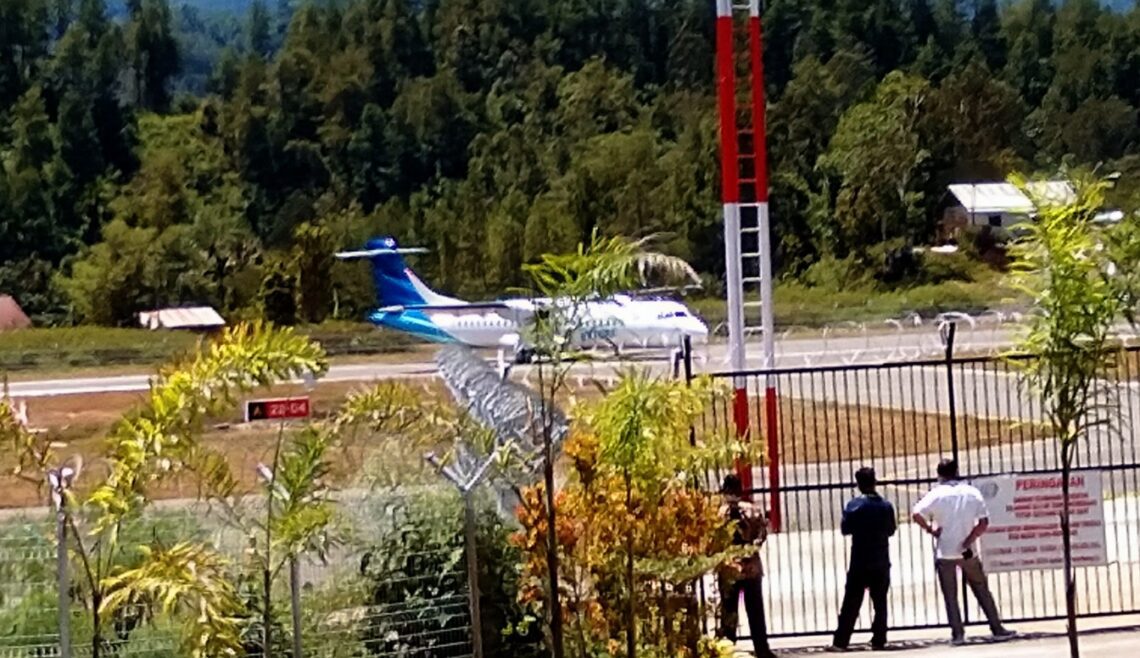 Gunakan Garuda, Presiden Jokowi Tiba di Bandara Toraja