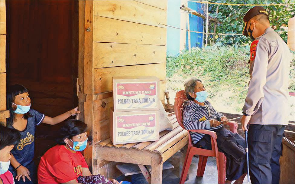 Peduli Sesama, Kapolres Tana Toraja Gelar Bakti Sosial di Sangalla Utara
