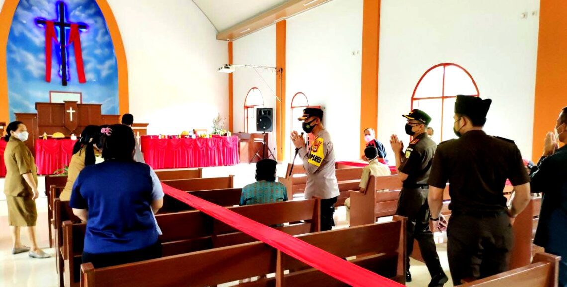 Pasca Bom di Makassar, Kapolres Bersama Forkopimda Sambangi Gereja Imanuel Enrekang 2 Pasca Bom di Makassar, Kapolres Bersama Forkopimda Sambangi Gereja Imanuel Enrekang