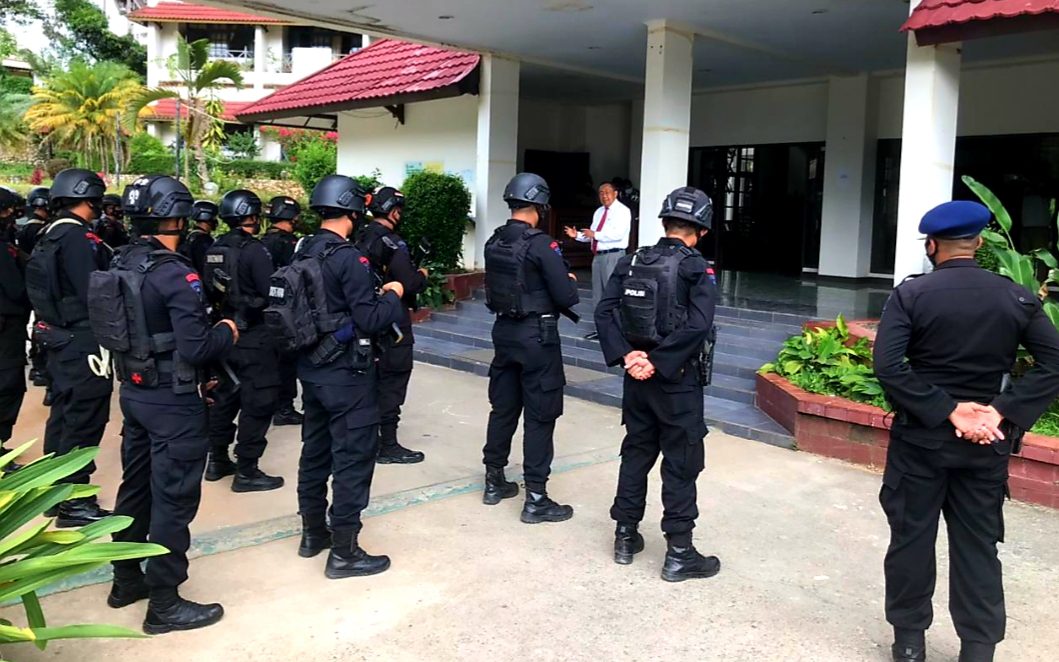 Ratusan Personil Gabungan Dilibatkan Dalam Pembongkaran Pertokoan Rantepao 2 Ratusan Personil Gabungan Dilibatkan Dalam Pembongkaran Pertokoan Rantepao