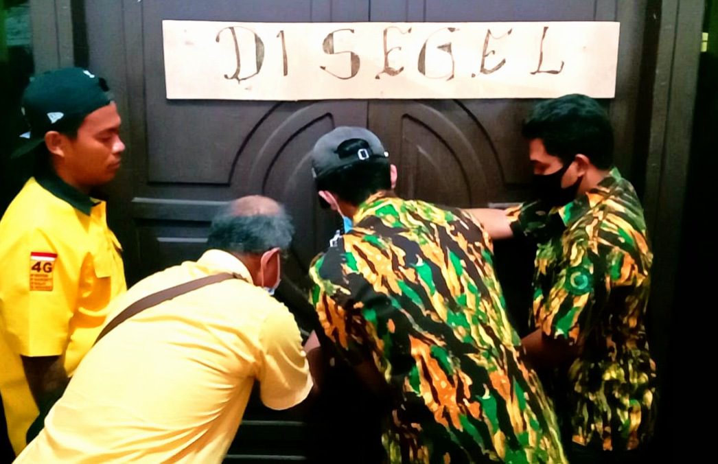 Diduga Sarat Dengan Rekayasa, Sejumlah Kader dan Simpatisan Segel Kantor Golkar Tana Toraja