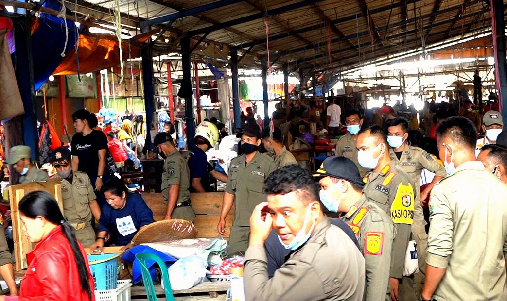 Terkesan Kumuh, Sejumlah Lapak di Pasar Bolu di Bongkar Satpol PP