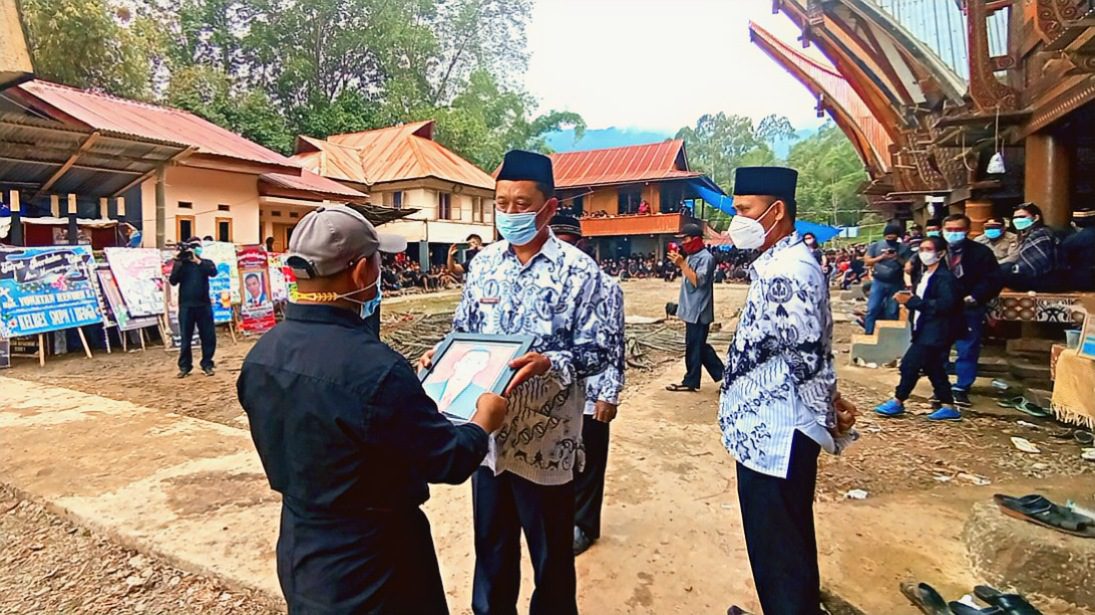 Isak Tangis Iringi Pemakaman Yonathan, Guru Korban Penembakan KKB di Papua