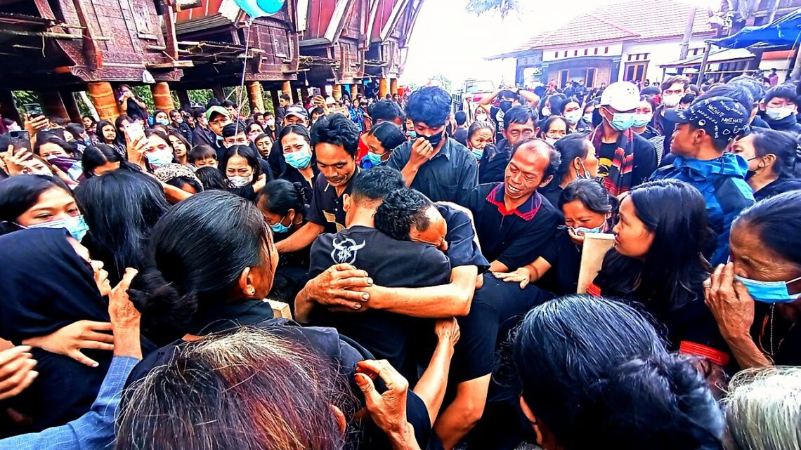 Isak Tangis Iringi Pemakaman Yonathan, Guru Korban Penembakan KKB di Papua