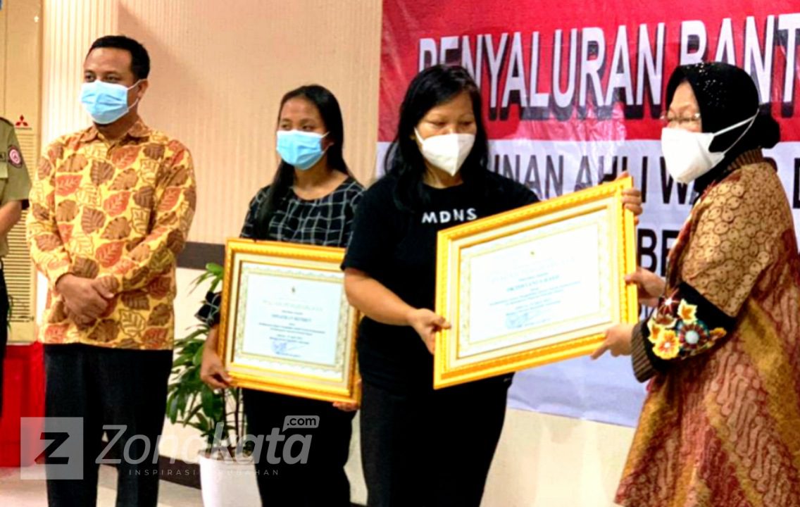 Dua Guru Asal Toraja Korban KKB Terima Piagam Penghargaan dari Menteri Sosial