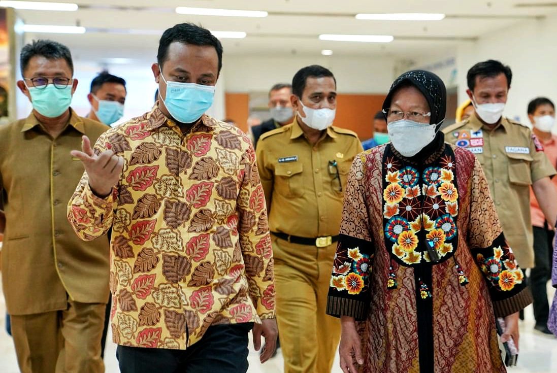 Menteri Risma Jenguk Korban Bom Katedral di RS Bhayangkara Makassar 1 Menteri Risma Jenguk Korban Bom Katedral di RS Bhayangkara Makassar