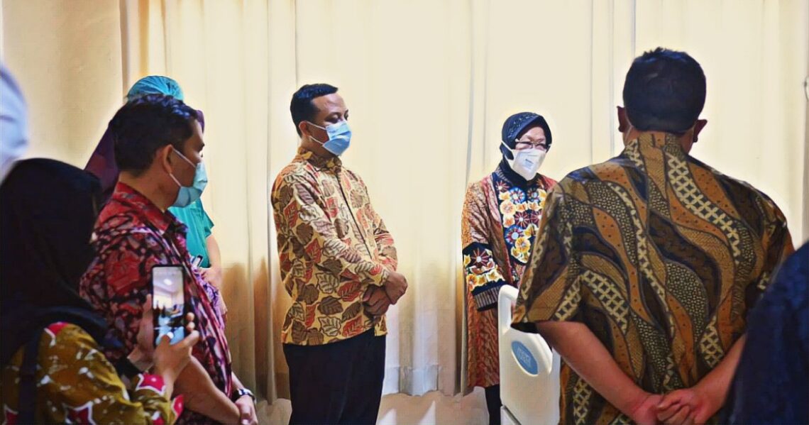 Menteri Risma Jenguk Korban Bom Katedral di RS Bhayangkara Makassar 2 Menteri Risma Jenguk Korban Bom Katedral di RS Bhayangkara Makassar