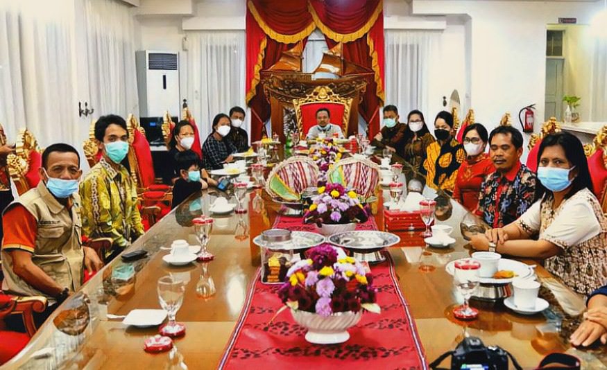 Plt Gubernur Terima Kunjungan Istri Guru Asal Toraja Yang Jadi Korban KKB di Papua