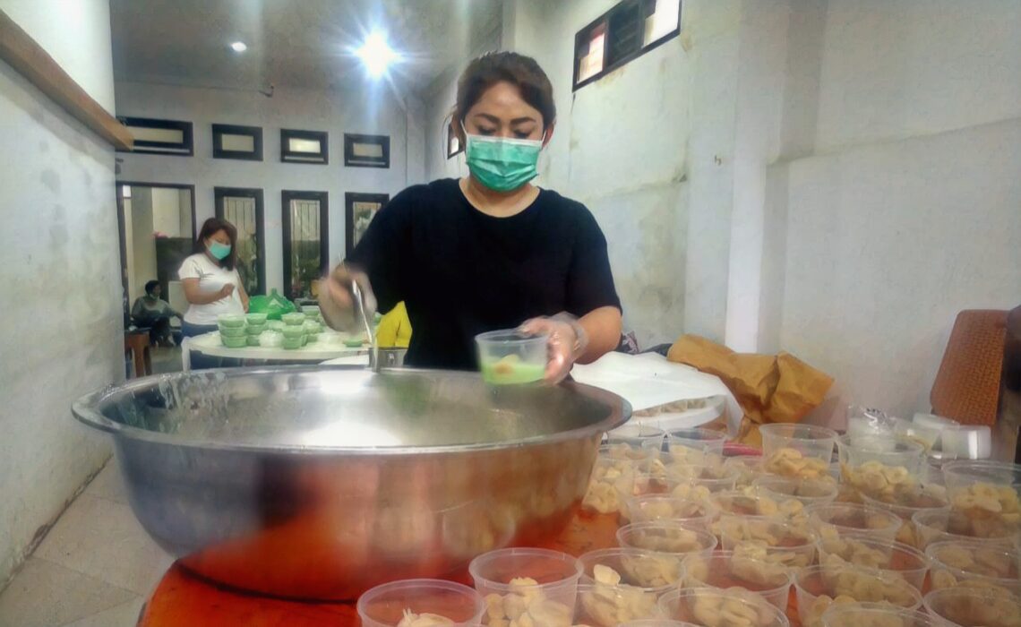 Jelang Berbuka, Eva Rataba Bagikan Ratusan Takjil di Toraja Utara