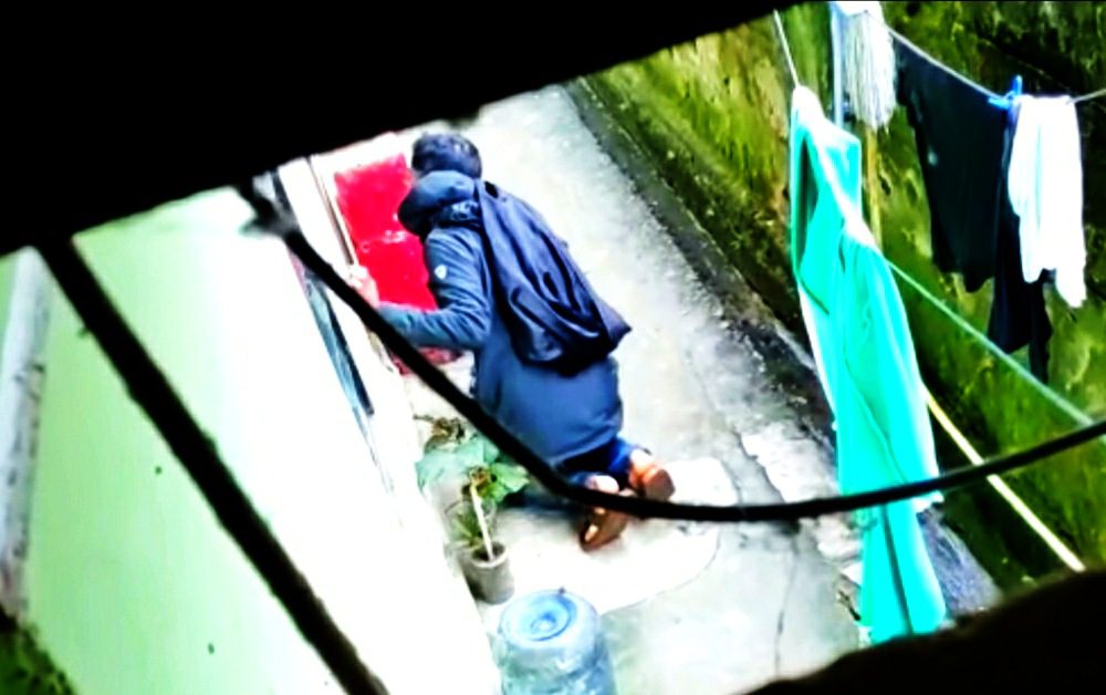Pria Yang Suka Ngintip di Kos-Kosan Mahasiswi Terekam Jelas Saat Beraksi