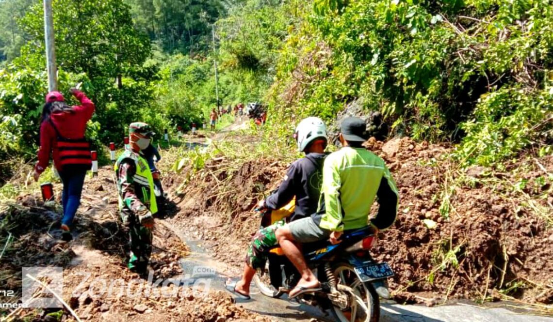 Akibat Hujan Deras Picu Tanah Longsor di Salutandung