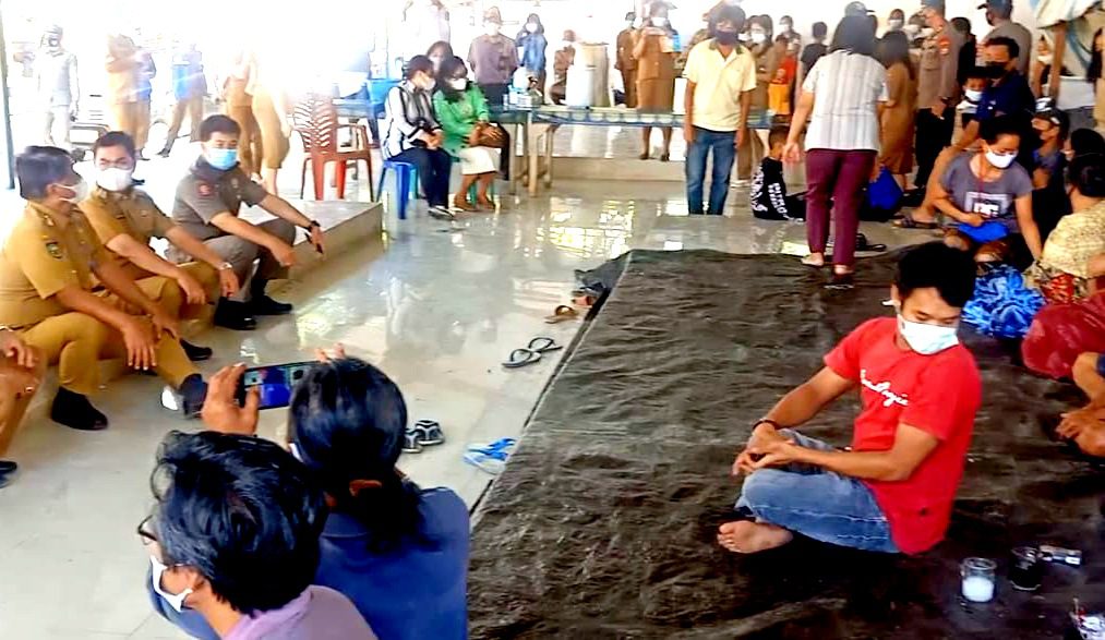 Kunjungi Tempat Pengungsian, Bupati dan Wabup Tana Toraja Kuatkan Para Korban Kebakaran