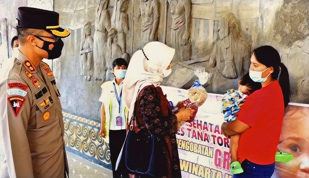 Diinisiasi Kapolres, Aura, Bocah Penderita Kanker Mata Akan Jalani Perawatan di RS. Bhayangkara 2 Diinisiasi Kapolres, Aura, Bocah Penderita Kanker Mata Akan Jalani Perawatan di RS. Bhayangkara