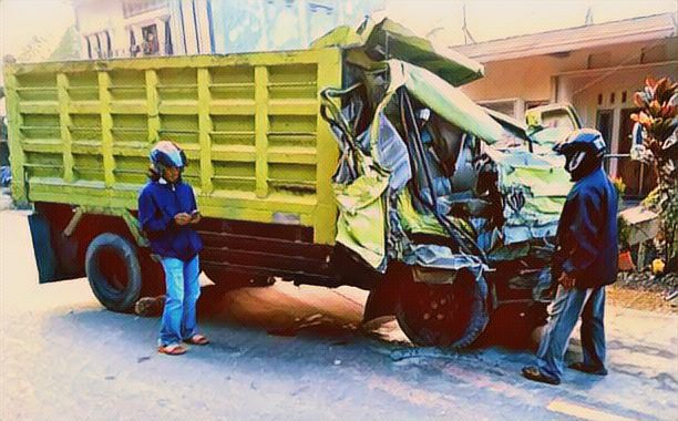 Tabrakan di Poros Toraja-Enrekang, Dump Truk vs Tronton, Keduanya Ringsek