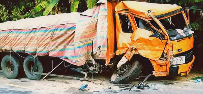 Tabrakan di Poros Toraja-Enrekang, Dump Truk vs Tronton, Keduanya Ringsek 2 Tabrakan di Poros Toraja-Enrekang, Dump Truk vs Tronton, Keduanya Ringsek