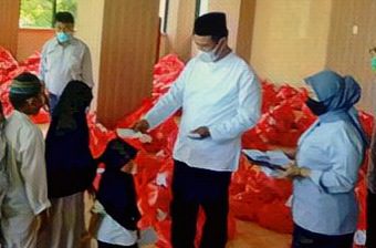 Jelang Idul Fitri, Andi Amran Sulaiman Bagikan 30 Ribu Paket Sembako