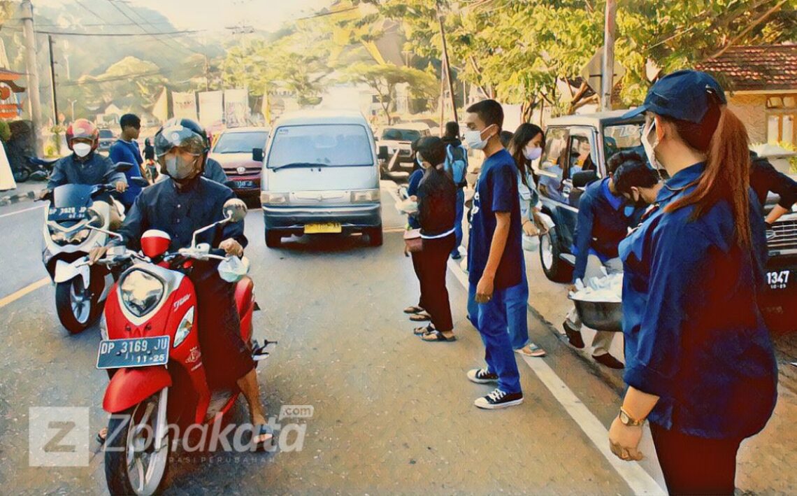Gandeng GMKI dan PMKRI, Eva Stevany Rataba Bagi-bagi Takjil di Makale 2 Gandeng GMKI dan PMKRI, Eva Stevany Rataba Bagi-bagi Takjil di Makale