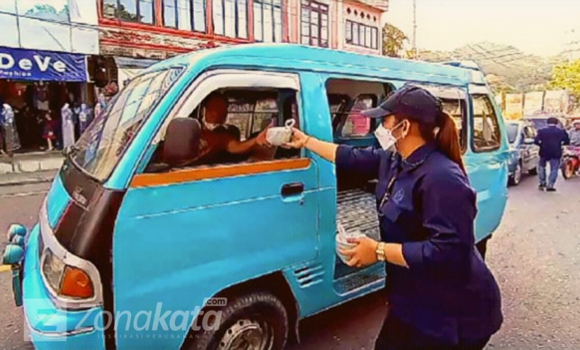 Gandeng GMKI dan PMKRI, Eva Stevany Rataba Bagi-bagi Takjil di Makale