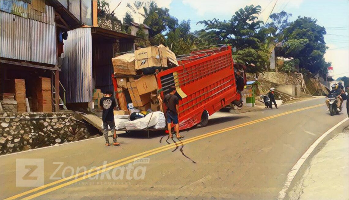 Akibat Kelebihan Muatan, Sebuah Truk Jumping di Jalan Tritura