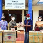 Tingkatkan Produksi, ESR Berikan Bantuan Benang Bagi Pengrajin Tenun di Lembang Saluallo