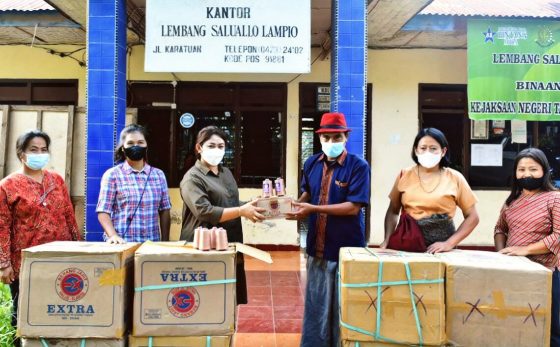 Tingkatkan Produksi, ESR Berikan Bantuan Benang Bagi Pengrajin Tenun di Lembang Saluallo