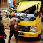 Sebuah Mobil Truk di Sangkaropi Tertimpa Tiang Listrik