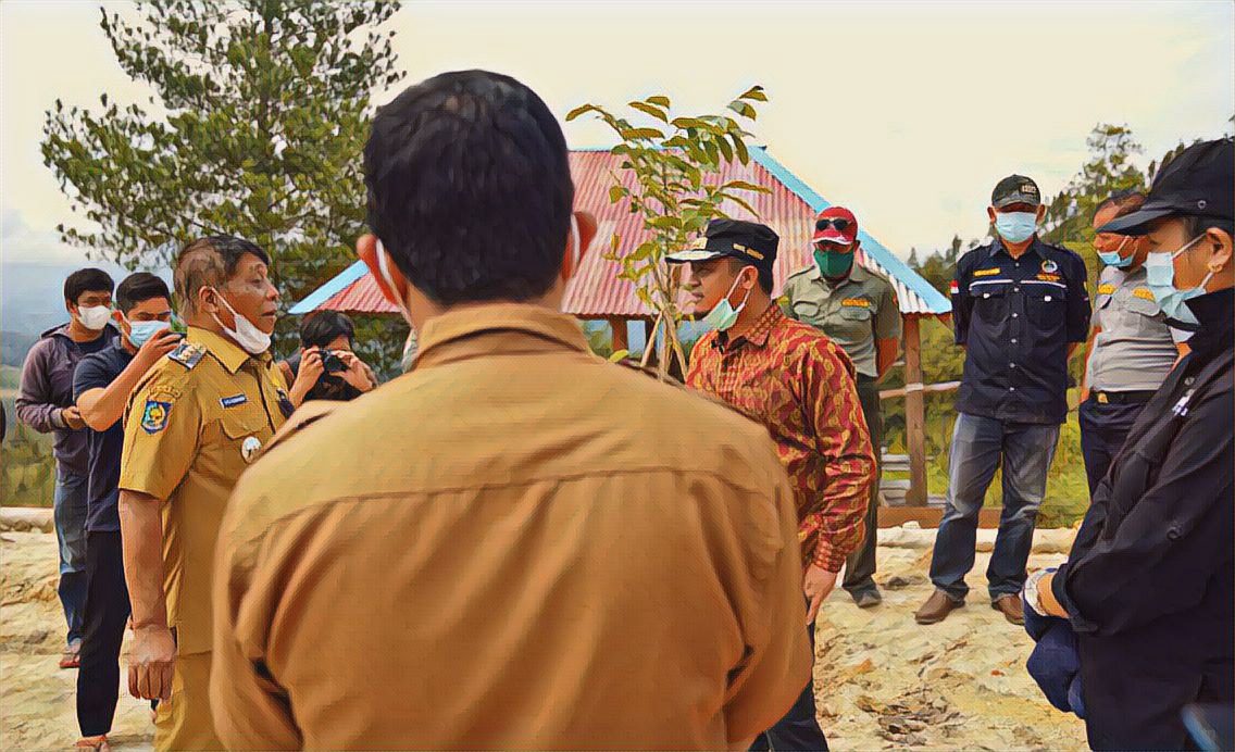 Puluhan Personil KPH Saddang I Dikerahkan Hijaukan Poros Bandara Toraja