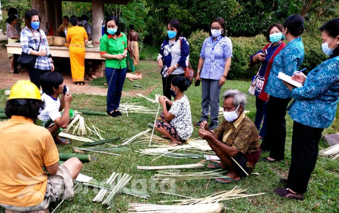 Dekranasda Dorong Perajin Anyaman Bambu di Lembang Buri’ Terus Berkreasi